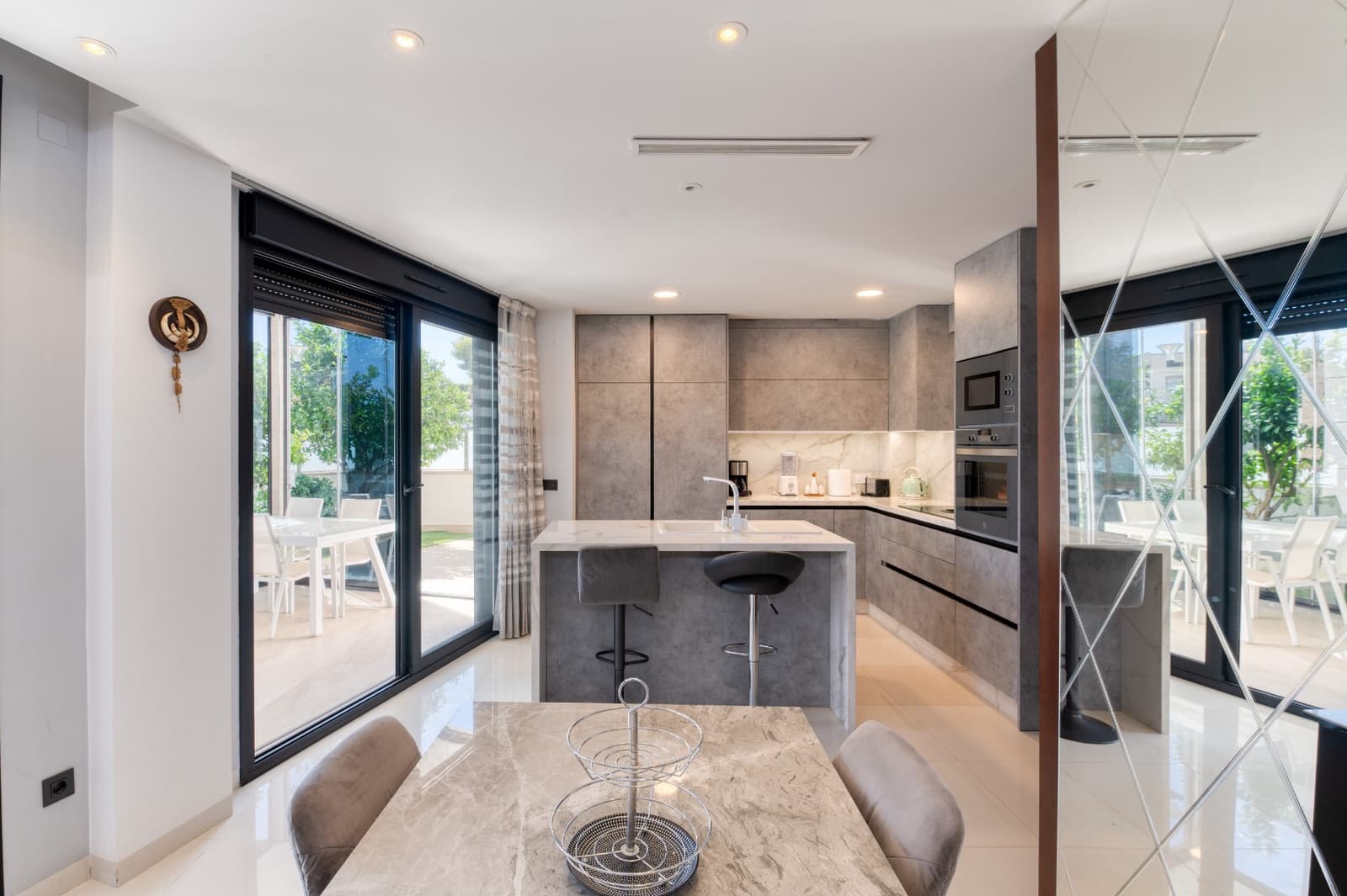 Chalet de 3 habitaciones en Villamartin en venta con piscina - 495.000 € (Ref: 9403889)