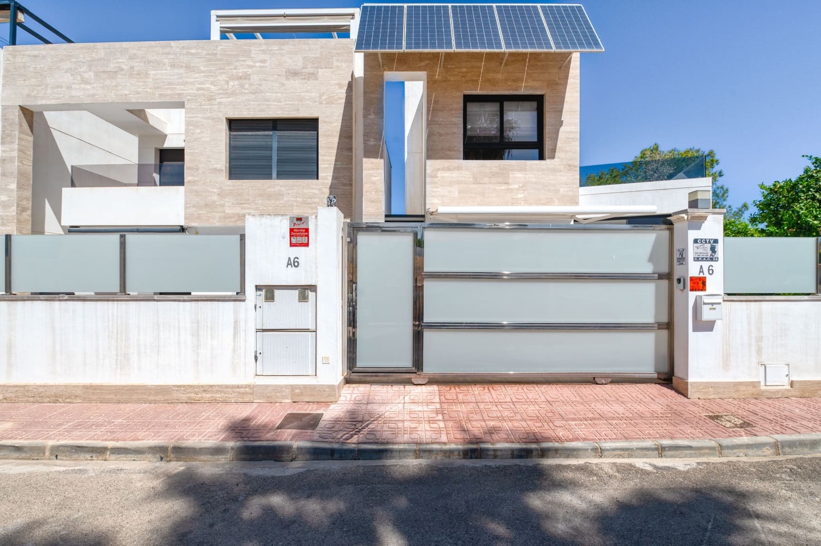 Chalet de 3 habitaciones en Villamartin en venta con piscina - 495.000 € (Ref: 9403889)