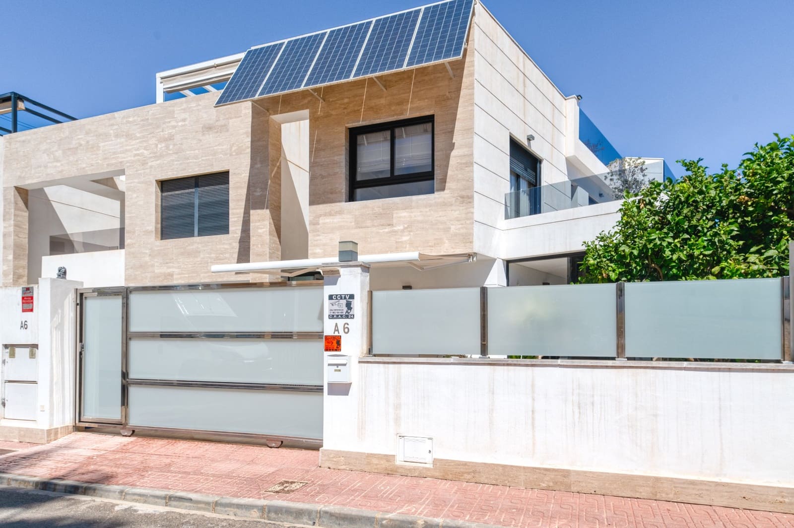 Chalet de 3 habitaciones en Villamartin en venta con piscina - 495.000 € (Ref: 9403889)