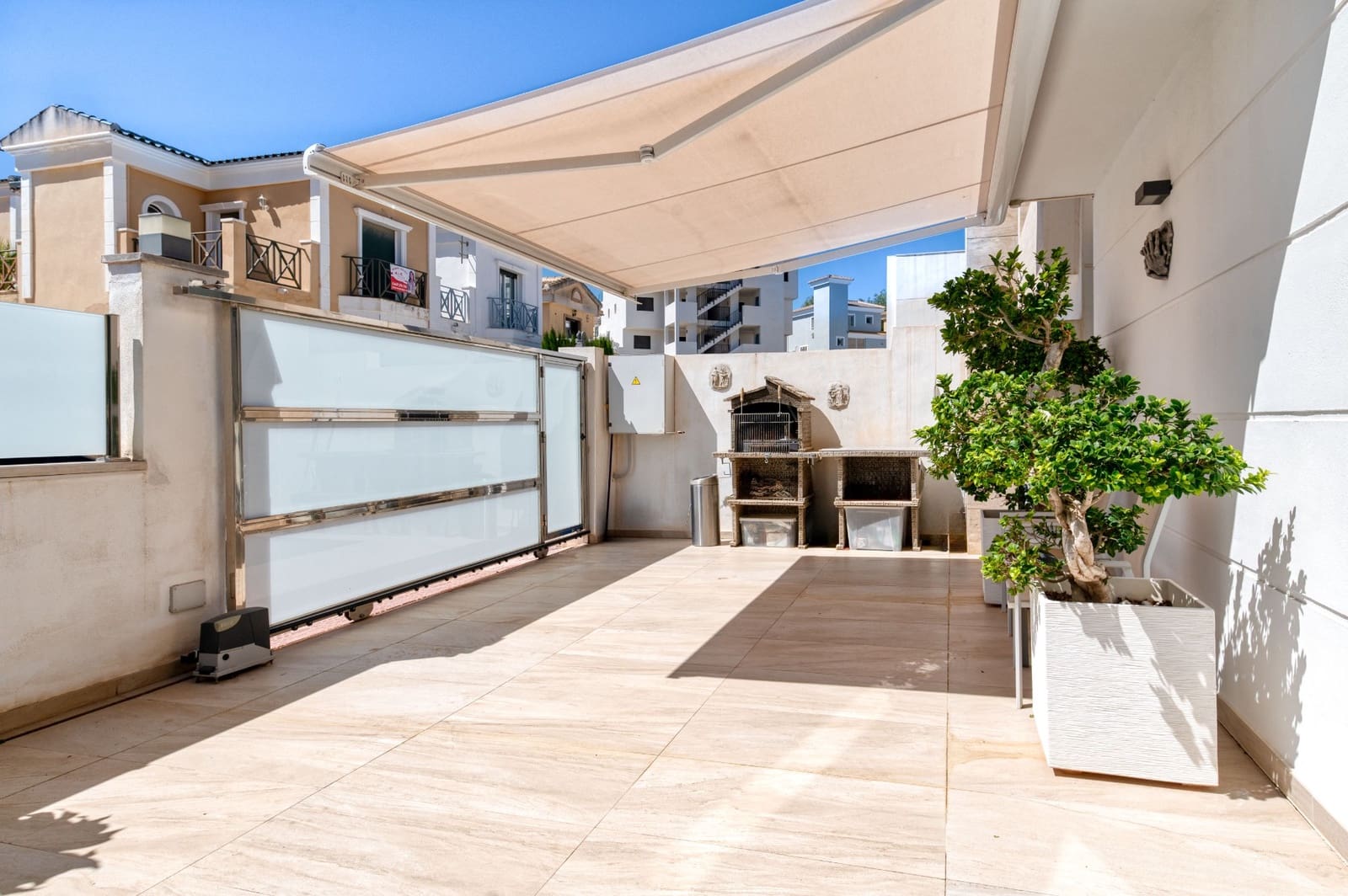 Chalet de 3 habitaciones en Villamartin en venta con piscina - 495.000 € (Ref: 9403889)