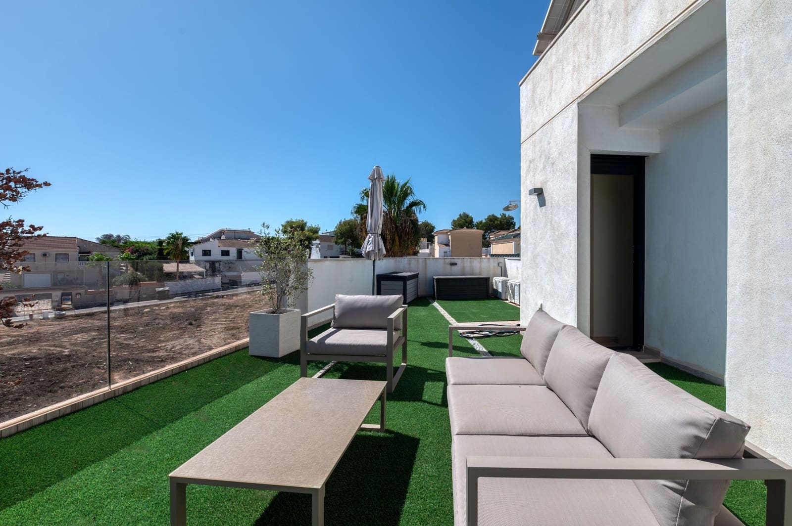 Chalet de 3 habitaciones en Villamartin en venta con piscina - 495.000 € (Ref: 9403889)