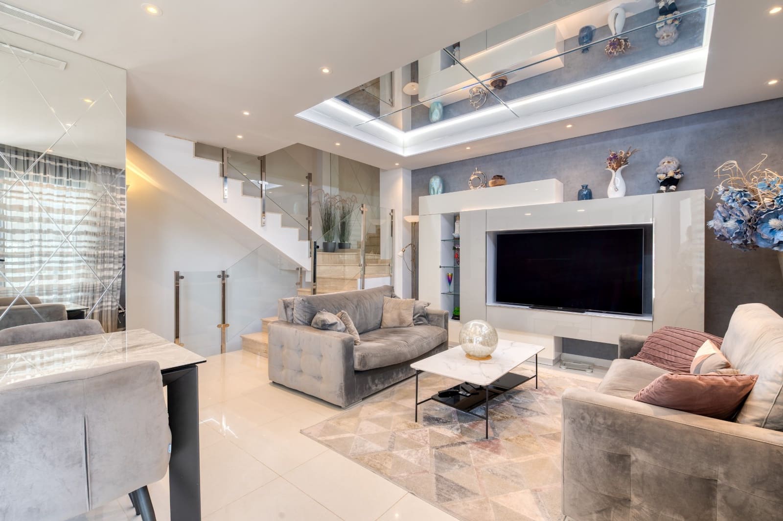 Chalet de 3 habitaciones en Villamartin en venta con piscina - 495.000 € (Ref: 9403889)