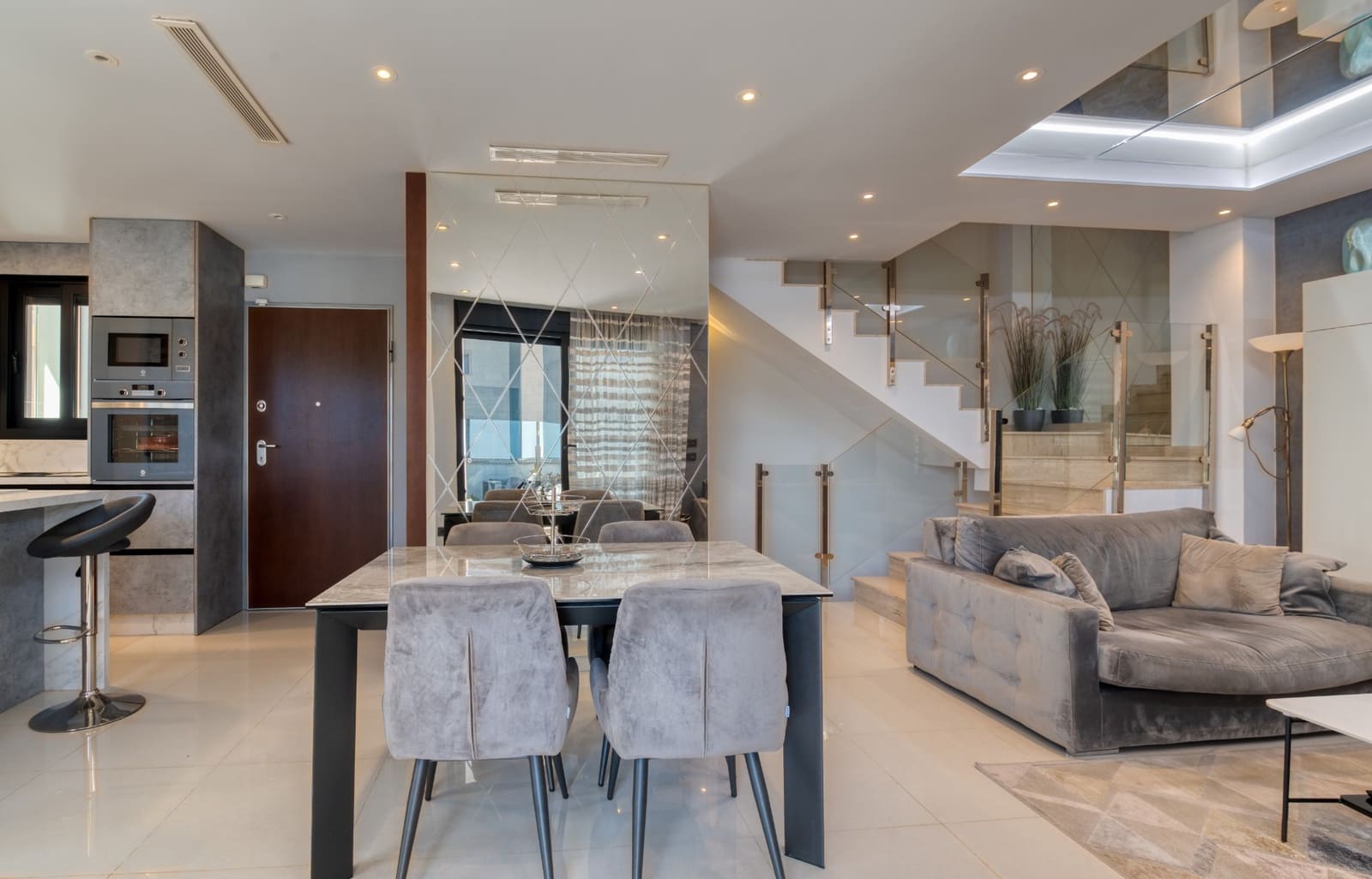 Chalet de 3 habitaciones en Villamartin en venta con piscina - 495.000 € (Ref: 9403889)