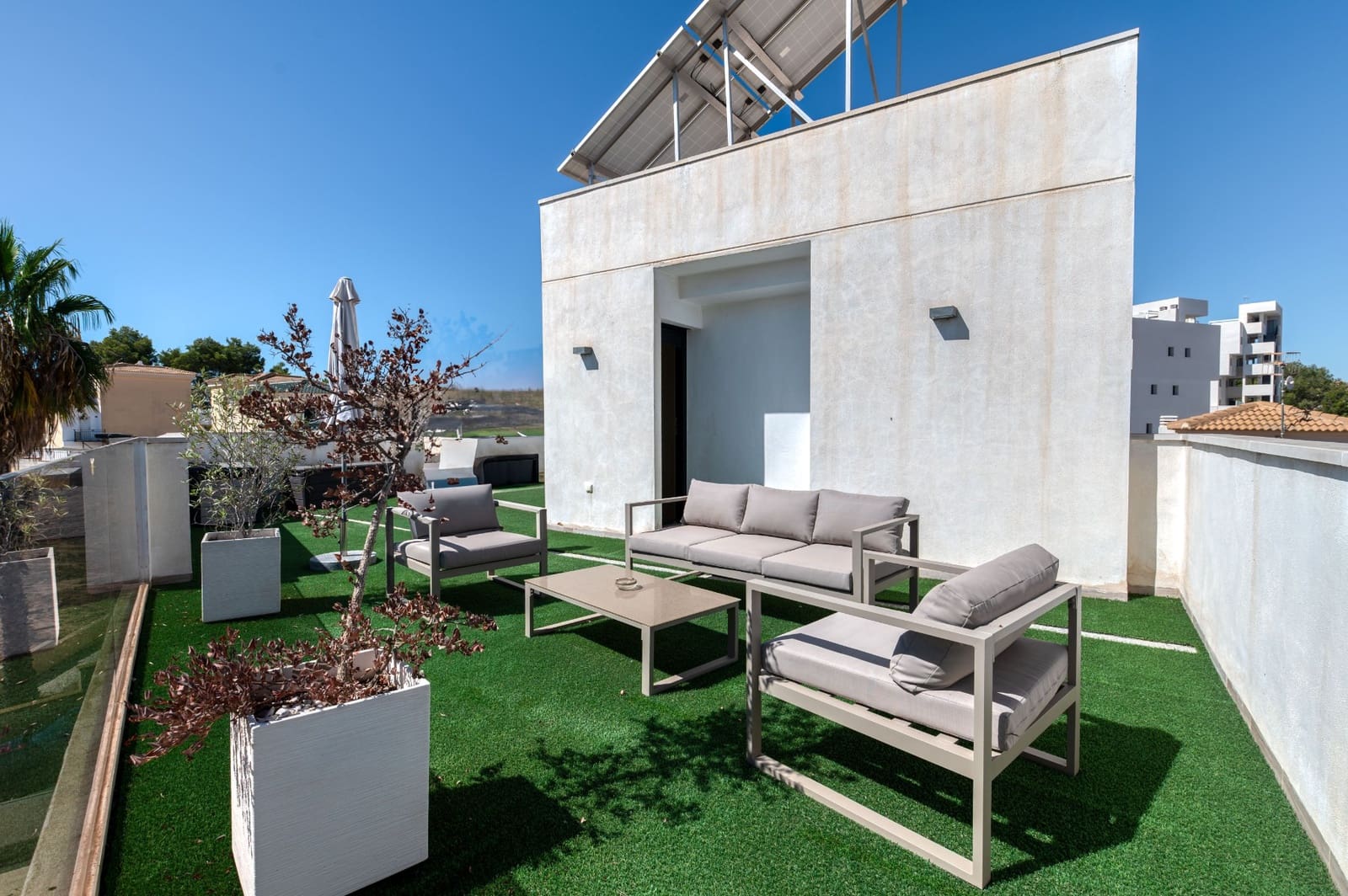 Chalet de 3 habitaciones en Villamartin en venta con piscina - 495.000 € (Ref: 9403889)