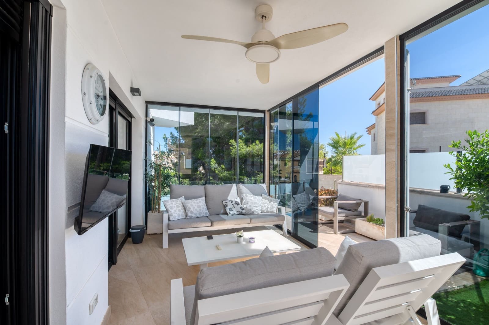 Chalet de 3 habitaciones en Villamartin en venta con piscina - 495.000 € (Ref: 9403889)