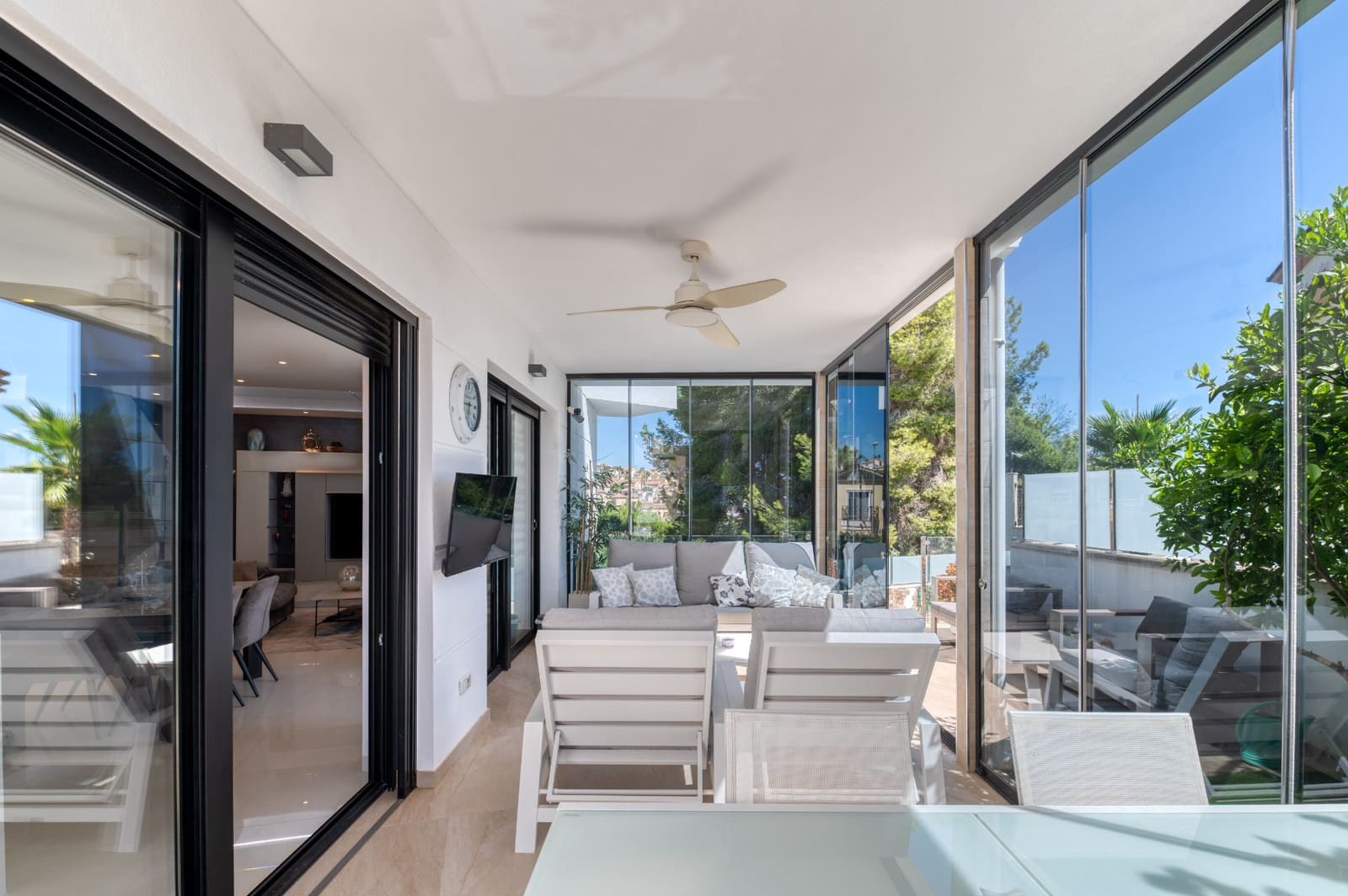 Chalet de 3 habitaciones en Villamartin en venta con piscina - 495.000 € (Ref: 9403889)