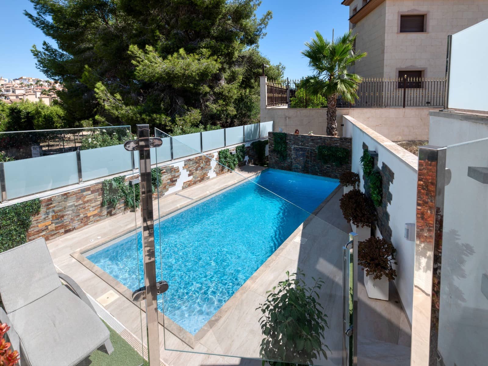 Chalet de 3 habitaciones en Villamartin en venta con piscina - 495.000 € (Ref: 9403889)