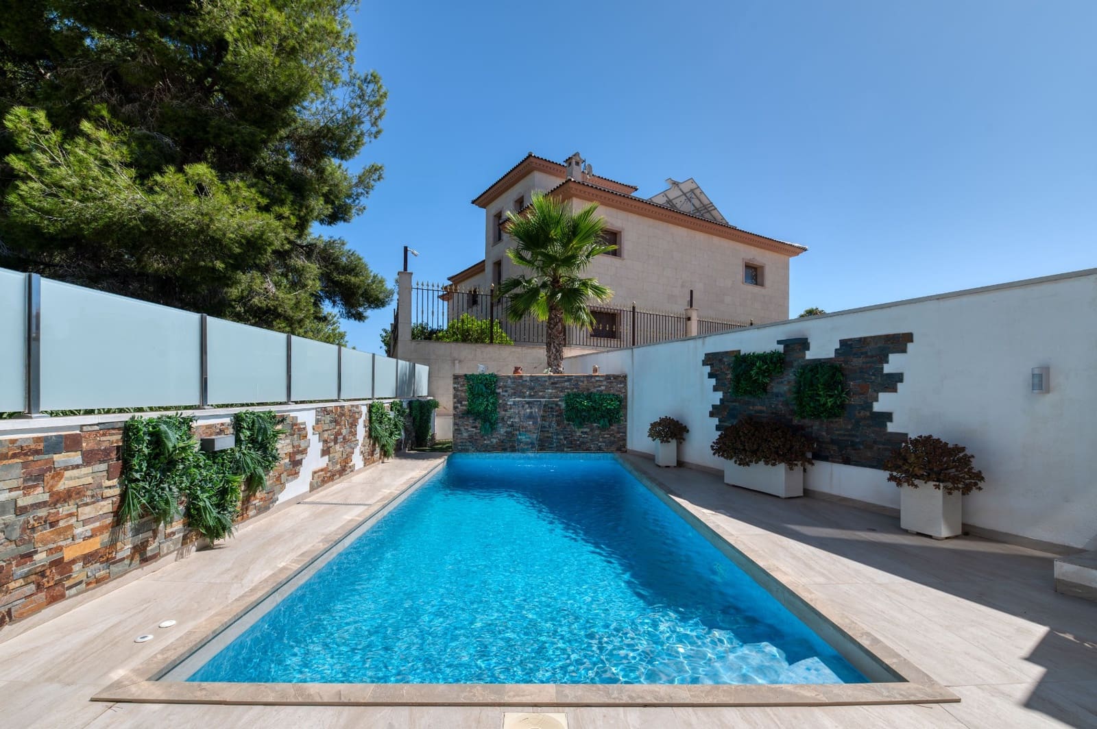 Chalet de 3 habitaciones en Villamartin en venta con piscina - 495.000 € (Ref: 9403889)