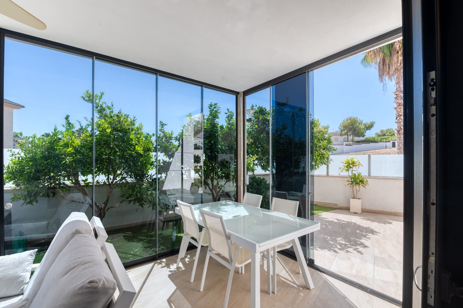 Chalet de 3 habitaciones en Villamartin en venta con piscina - 495.000 € (Ref: 9403889)