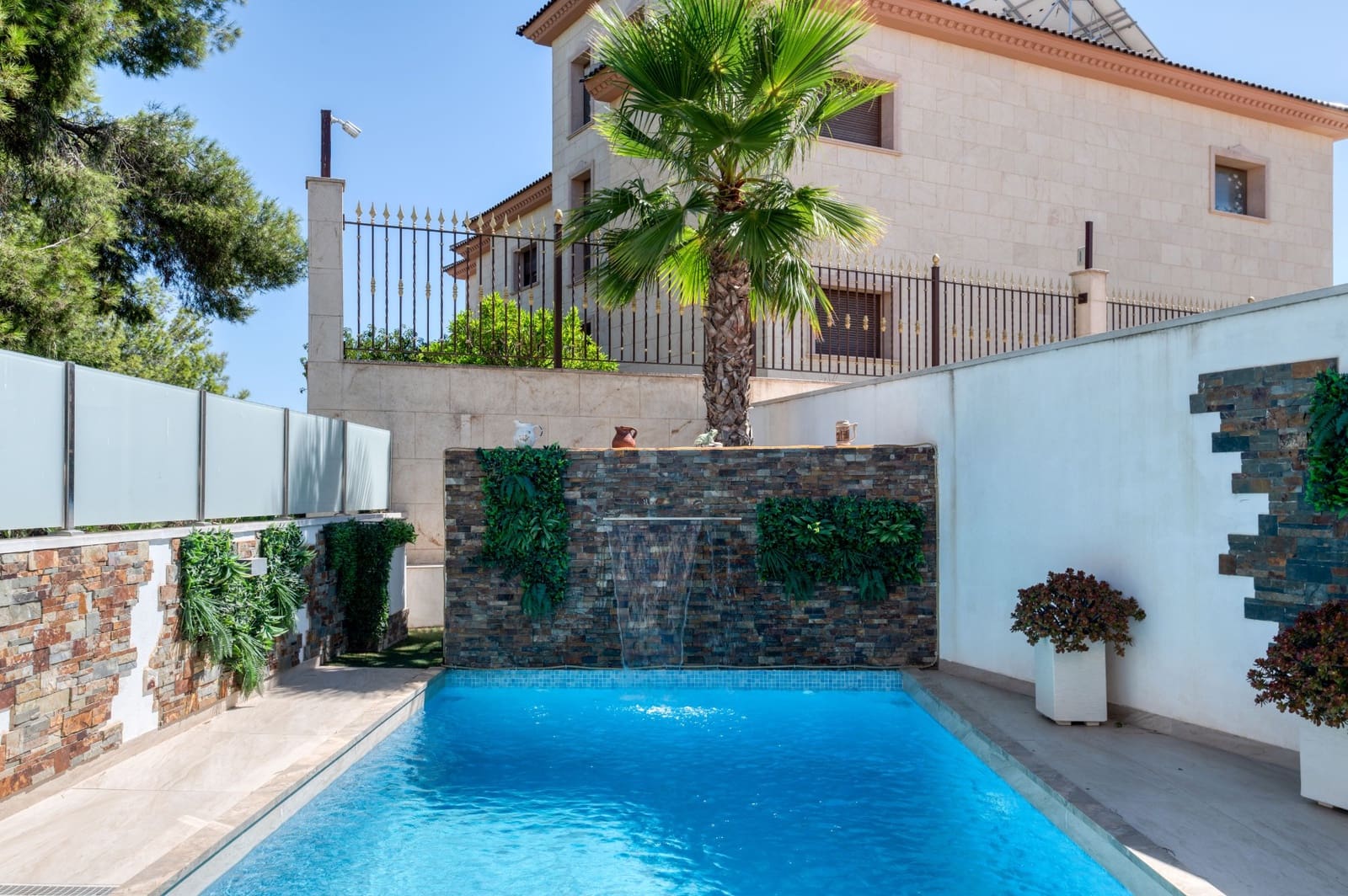 Chalet de 3 habitaciones en Villamartin en venta con piscina - 495.000 € (Ref: 9403889)