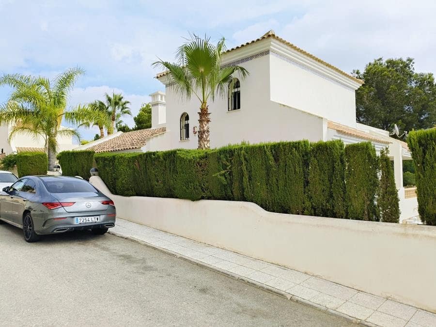 5 bedroom Villa for sale in Campoamor with pool - € 704,950 (Ref: 9403909)