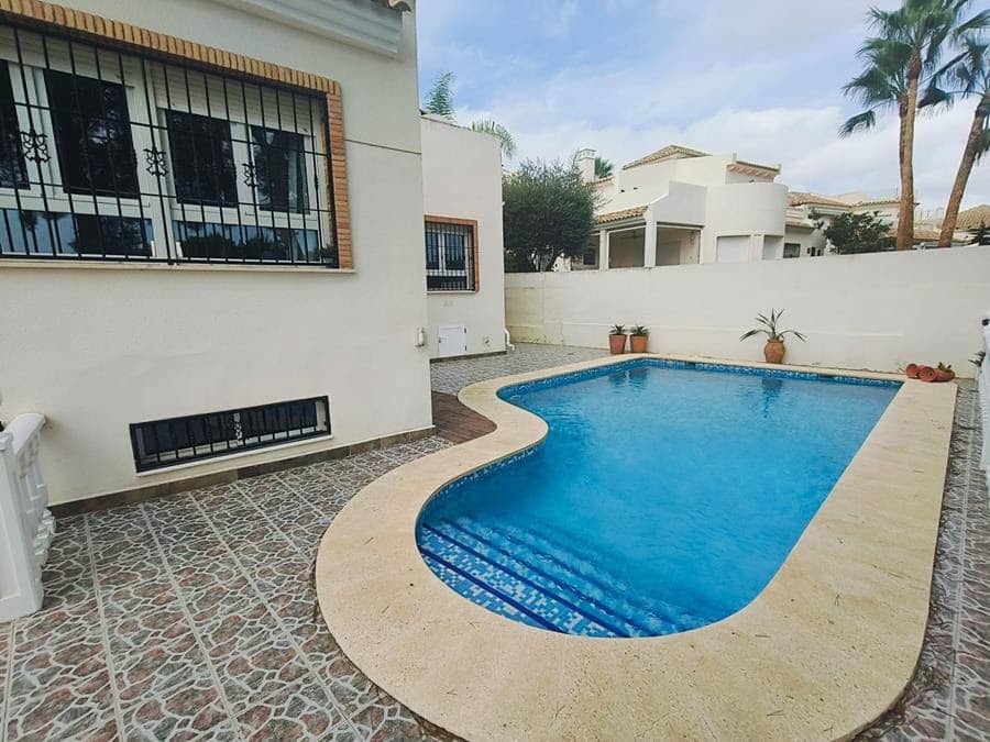 5 bedroom Villa for sale in Campoamor with pool - € 704,950 (Ref: 9403909)