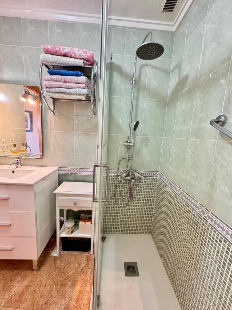 2 bedroom Penthouse for sale in Torrevieja with pool - € 149,900 (Ref: 9403925)