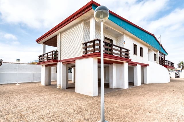 Chalet de 5 habitaciones en La Manga del Mar Menor en venta - 700.000 € (Ref: 9403996)