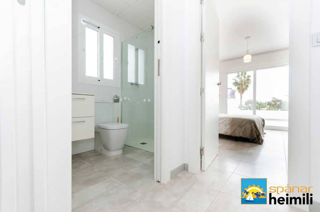 3 bedroom Villa for sale in Torrevieja with pool - € 385,000 (Ref: 9404035)