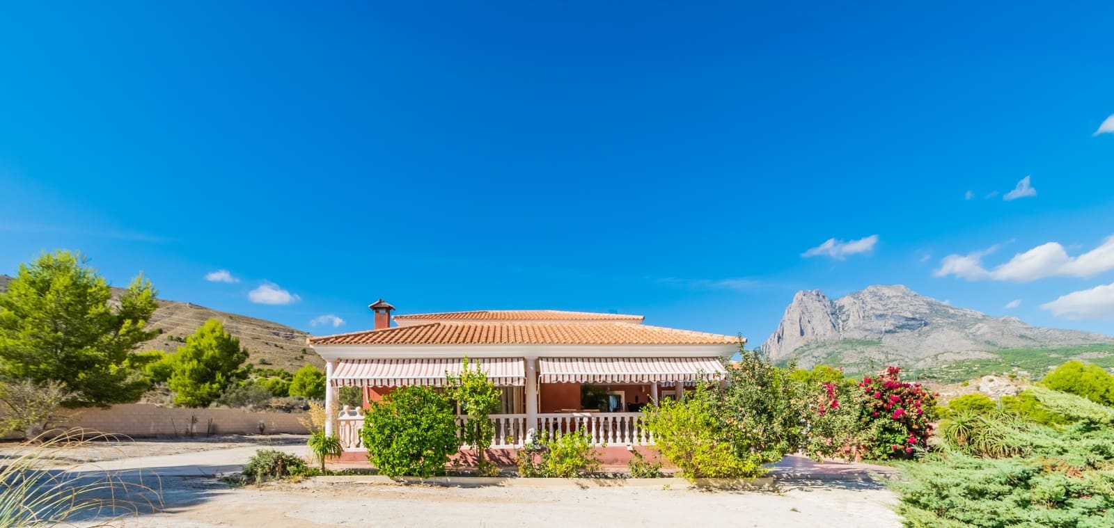 7 makuuhuone Maalaistalo myytävänä paikassa Finestrat mukana uima-altaan - 843 000 € (Ref: 9404098)