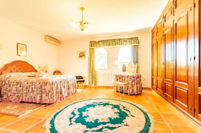 Chalet de 8 habitaciones en Escandinavia - Cautivador, Alfaz del Pi / L'Alfàs del Pi en venta con piscina - 2.450.000 € (Ref: 9404101)