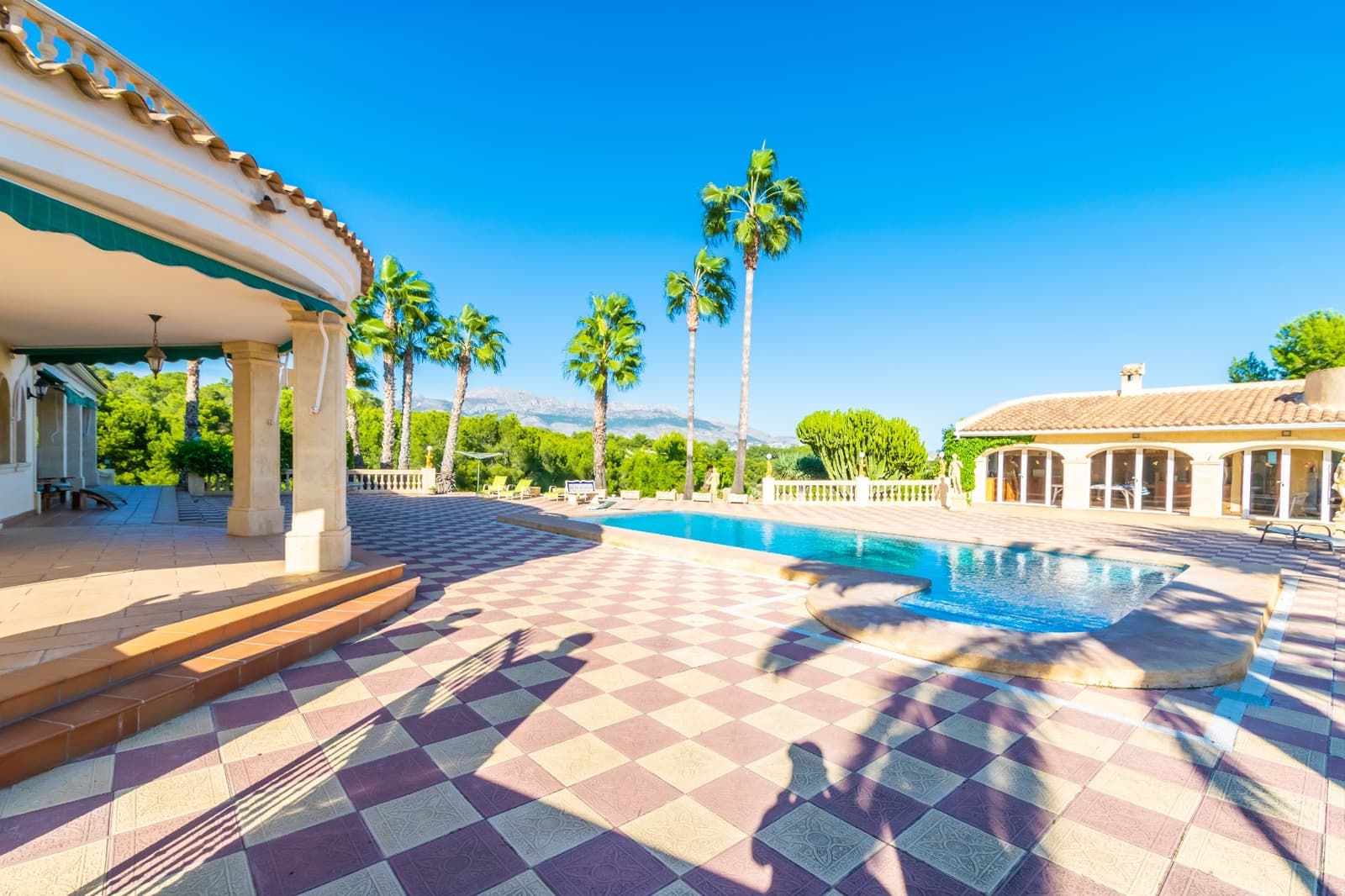 Chalet de 8 habitaciones en Alfaz del Pi / L'Alfàs del Pi en venta con piscina - 2.450.000 € (Ref: 9404101)