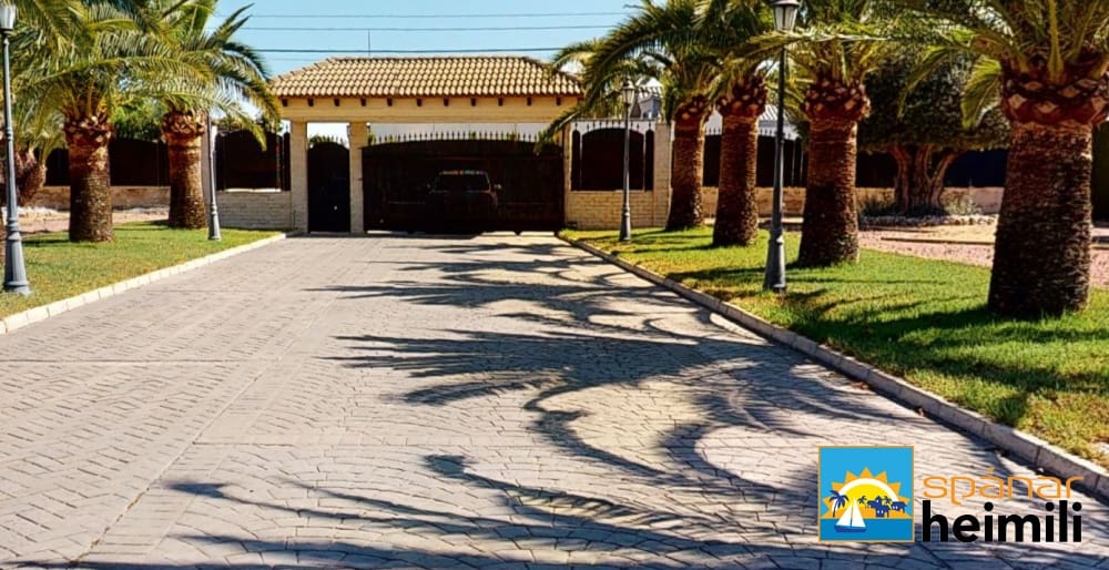 6 bedroom Villa for sale in Alicante / Alacant city with pool - € 980,000 (Ref: 9404214)