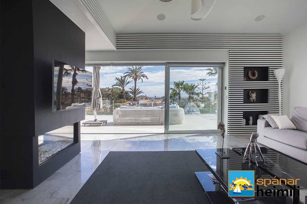 3 bedroom Villa for sale in Playa Flamenca with pool - € 2,500,000 (Ref: 9404216)
