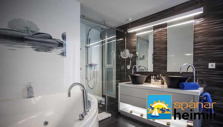 3 bedroom Villa for sale in Playa Flamenca with pool - € 2,500,000 (Ref: 9404216)