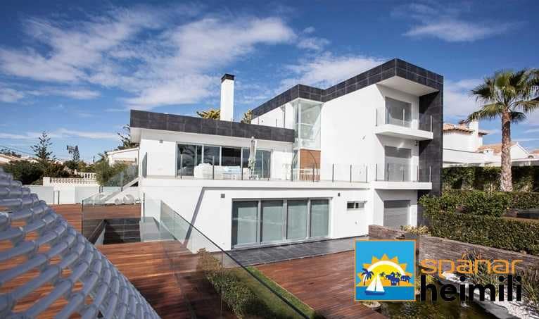3 bedroom Villa for sale in Playa Flamenca with pool - € 2,500,000 (Ref: 9404216)