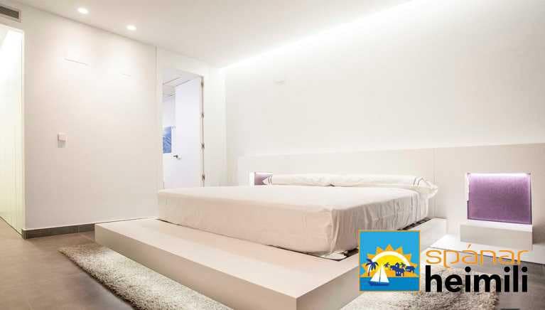 3 bedroom Villa for sale in Playa Flamenca with pool - € 2,500,000 (Ref: 9404216)