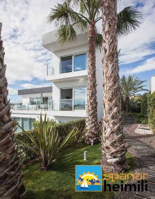 3 bedroom Villa for sale in Playa Flamenca with pool - € 2,500,000 (Ref: 9404216)