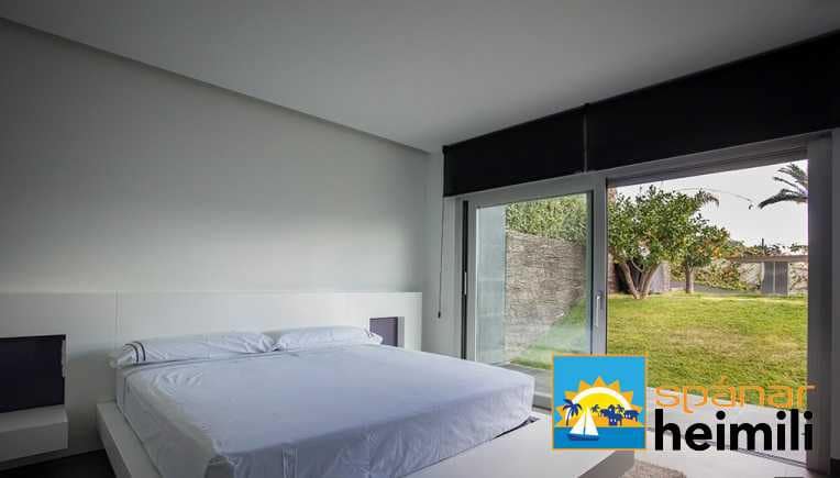 3 bedroom Villa for sale in Playa Flamenca with pool - € 2,500,000 (Ref: 9404216)