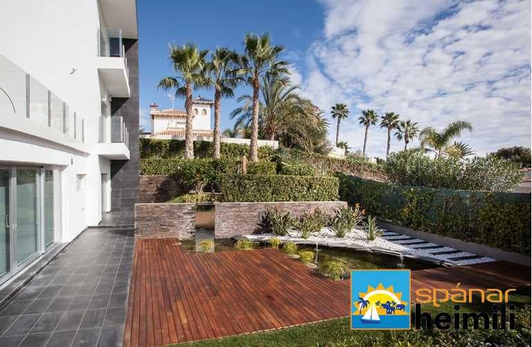 3 bedroom Villa for sale in Playa Flamenca with pool - € 2,500,000 (Ref: 9404216)