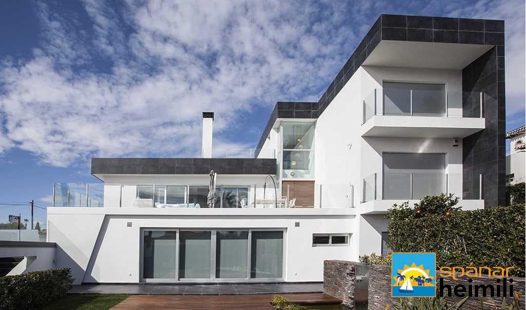 3 bedroom Villa for sale in Playa Flamenca with pool - € 2,500,000 (Ref: 9404216)