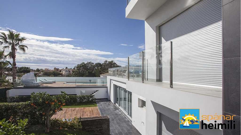 3 bedroom Villa for sale in Playa Flamenca with pool - € 2,500,000 (Ref: 9404216)