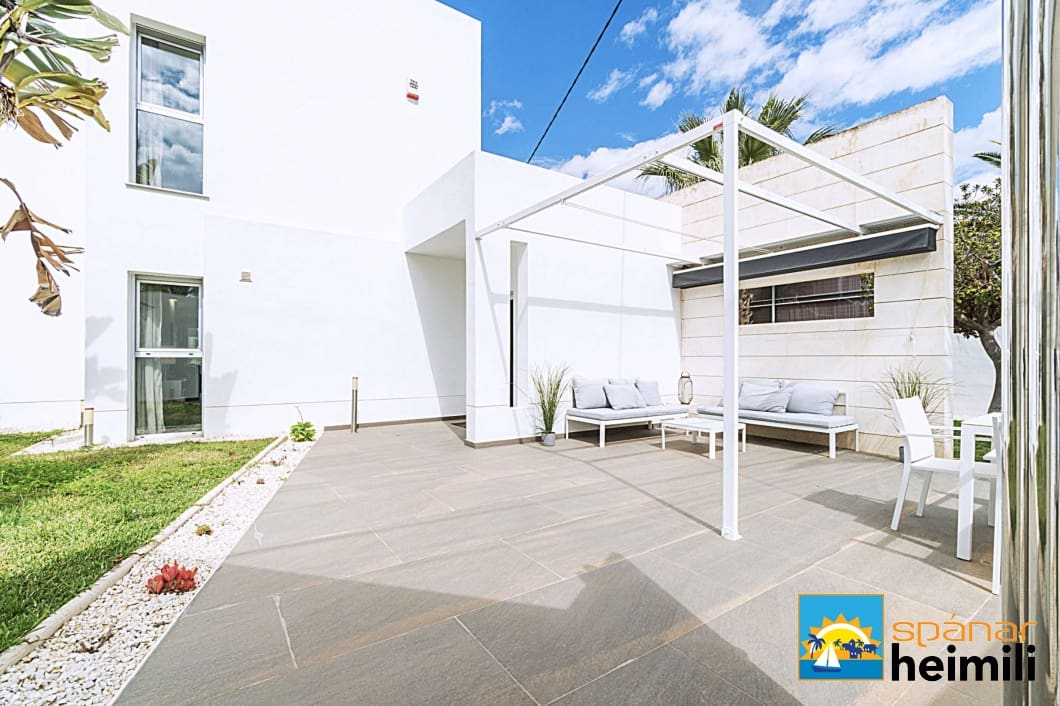 5 bedroom Villa for sale in Cabo Roig with pool - € 1,180,000 (Ref: 9404241)