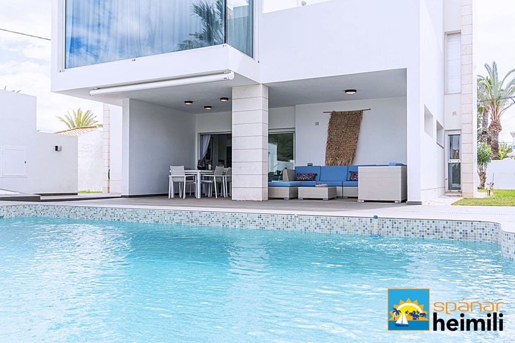 5 bedroom Villa for sale in Cabo Roig with pool - € 1,180,000 (Ref: 9404241)