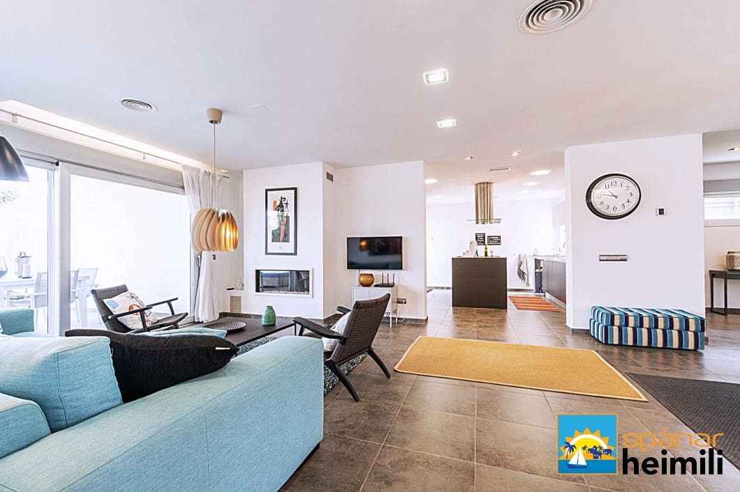 5 bedroom Villa for sale in Cabo Roig with pool - € 1,180,000 (Ref: 9404241)