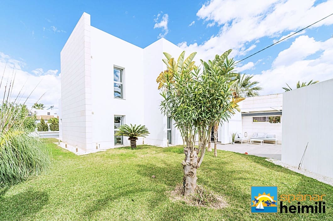 5 bedroom Villa for sale in Cabo Roig with pool - € 1,180,000 (Ref: 9404241)