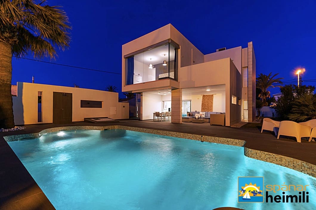 5 bedroom Villa for sale in Cabo Roig with pool - € 1,180,000 (Ref: 9404241)