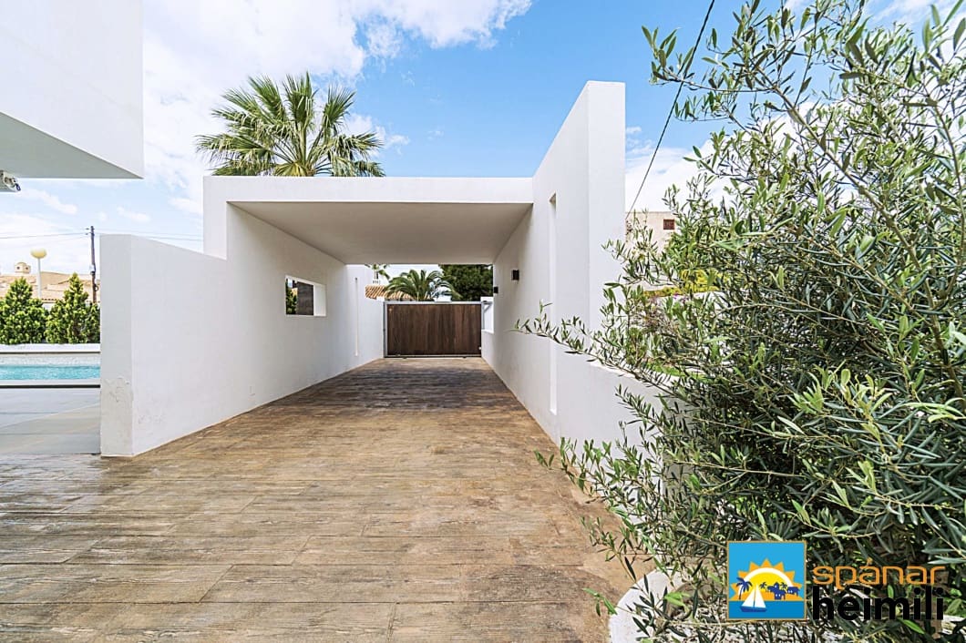 5 bedroom Villa for sale in Cabo Roig with pool - € 1,180,000 (Ref: 9404241)