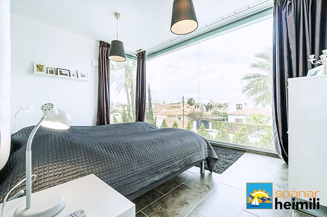 5 bedroom Villa for sale in Cabo Roig with pool - € 1,180,000 (Ref: 9404241)