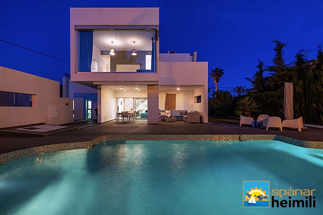 5 bedroom Villa for sale in Cabo Roig with pool - € 1,180,000 (Ref: 9404241)