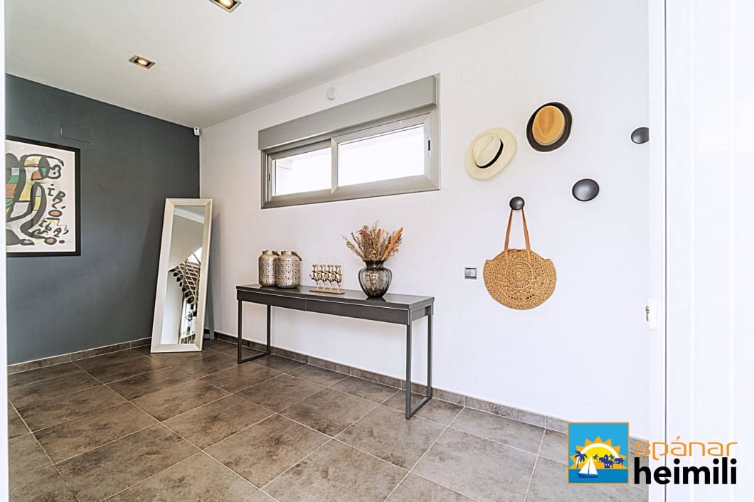 5 bedroom Villa for sale in Cabo Roig with pool - € 1,180,000 (Ref: 9404241)