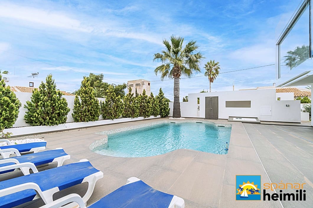 5 bedroom Villa for sale in Cabo Roig with pool - € 1,180,000 (Ref: 9404241)