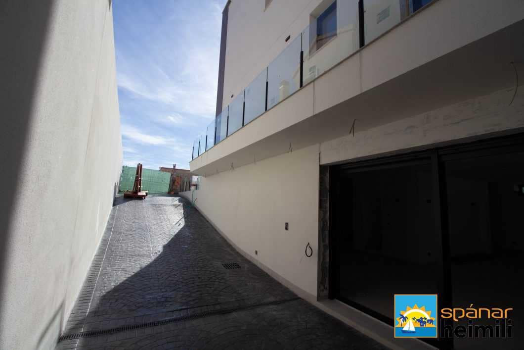 4 slaapkamer Villa te koop in Torrevieja met zwembad - € 1.750.000 (Ref: 9404256)