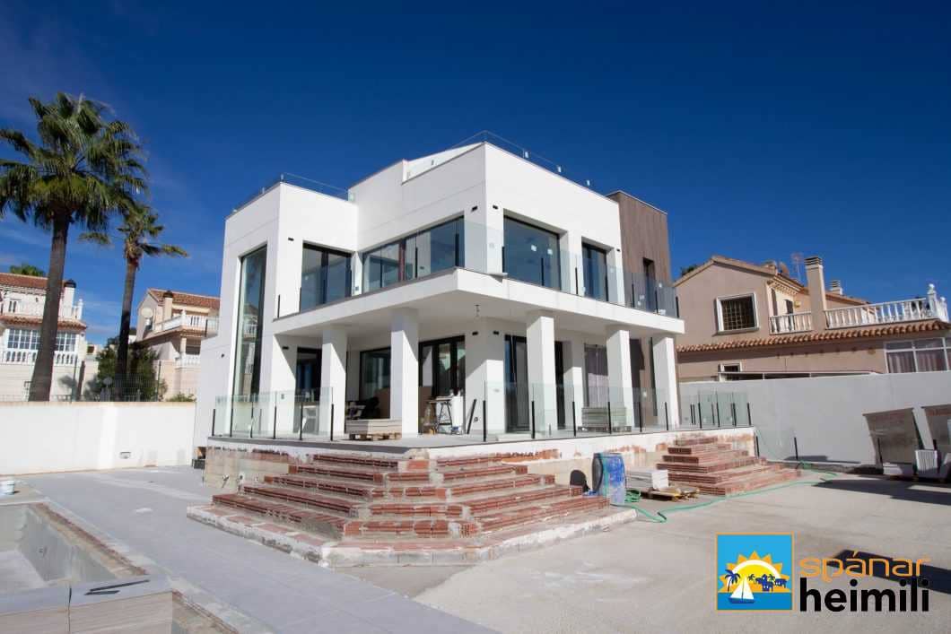 4 slaapkamer Villa te koop in Torrevieja met zwembad - € 1.750.000 (Ref: 9404256)