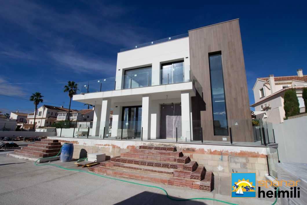 4 slaapkamer Villa te koop in Torrevieja met zwembad - € 1.750.000 (Ref: 9404256)