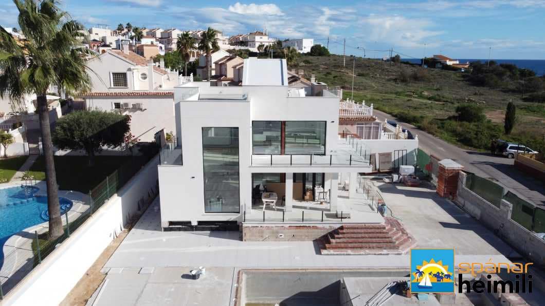 4 slaapkamer Villa te koop in Torrevieja met zwembad - € 1.750.000 (Ref: 9404256)