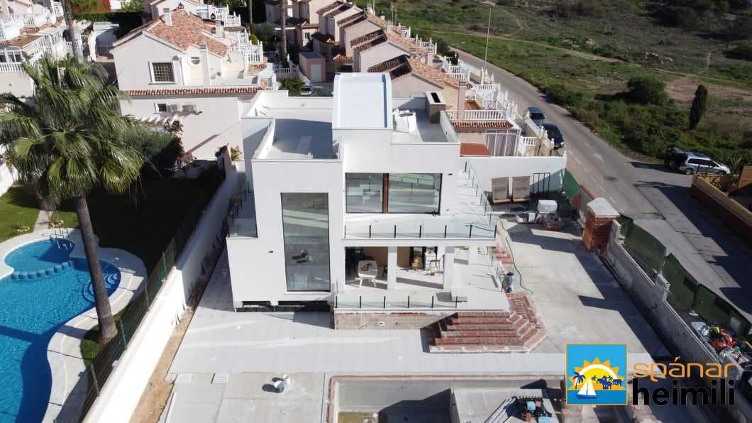 4 slaapkamer Villa te koop in Torrevieja met zwembad - € 1.750.000 (Ref: 9404256)