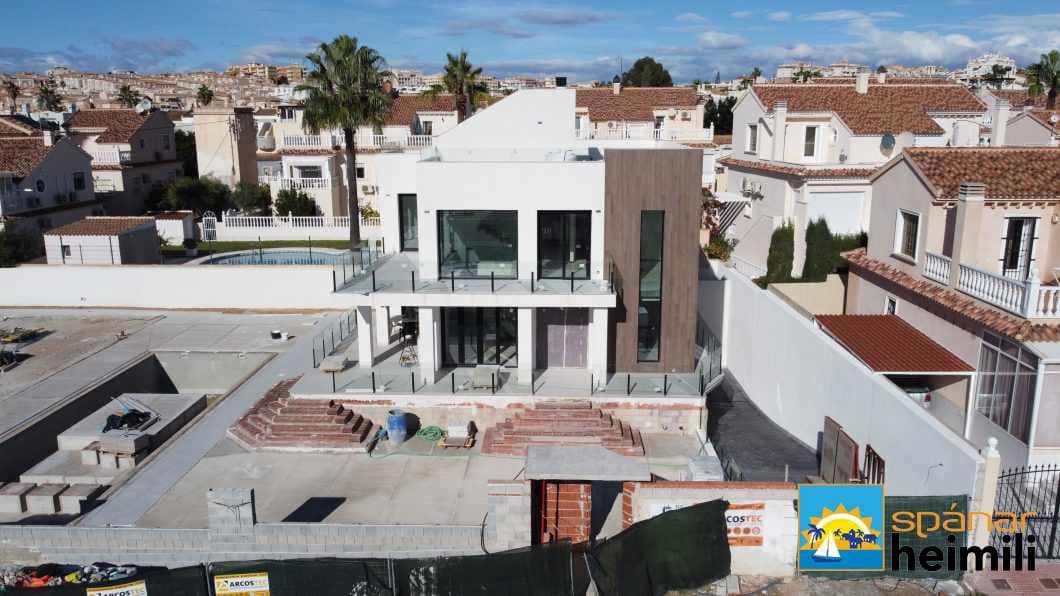 4 slaapkamer Villa te koop in Torrevieja met zwembad - € 1.750.000 (Ref: 9404256)