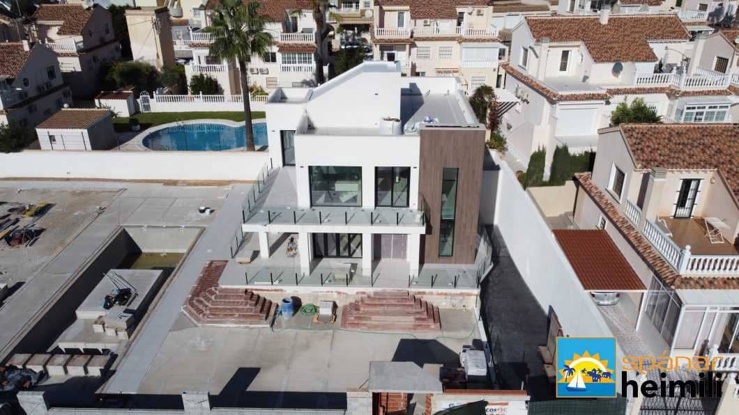 4 slaapkamer Villa te koop in Torrevieja met zwembad - € 1.750.000 (Ref: 9404256)