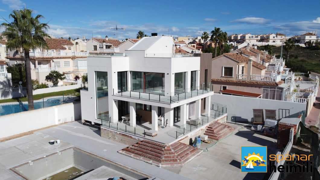 4 slaapkamer Villa te koop in Torrevieja met zwembad - € 1.750.000 (Ref: 9404256)